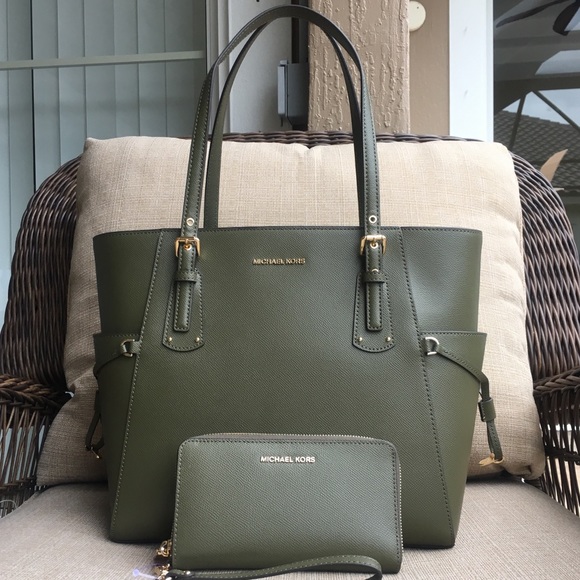 Michael Kors Handbags - Michael kors tote with matching wallet